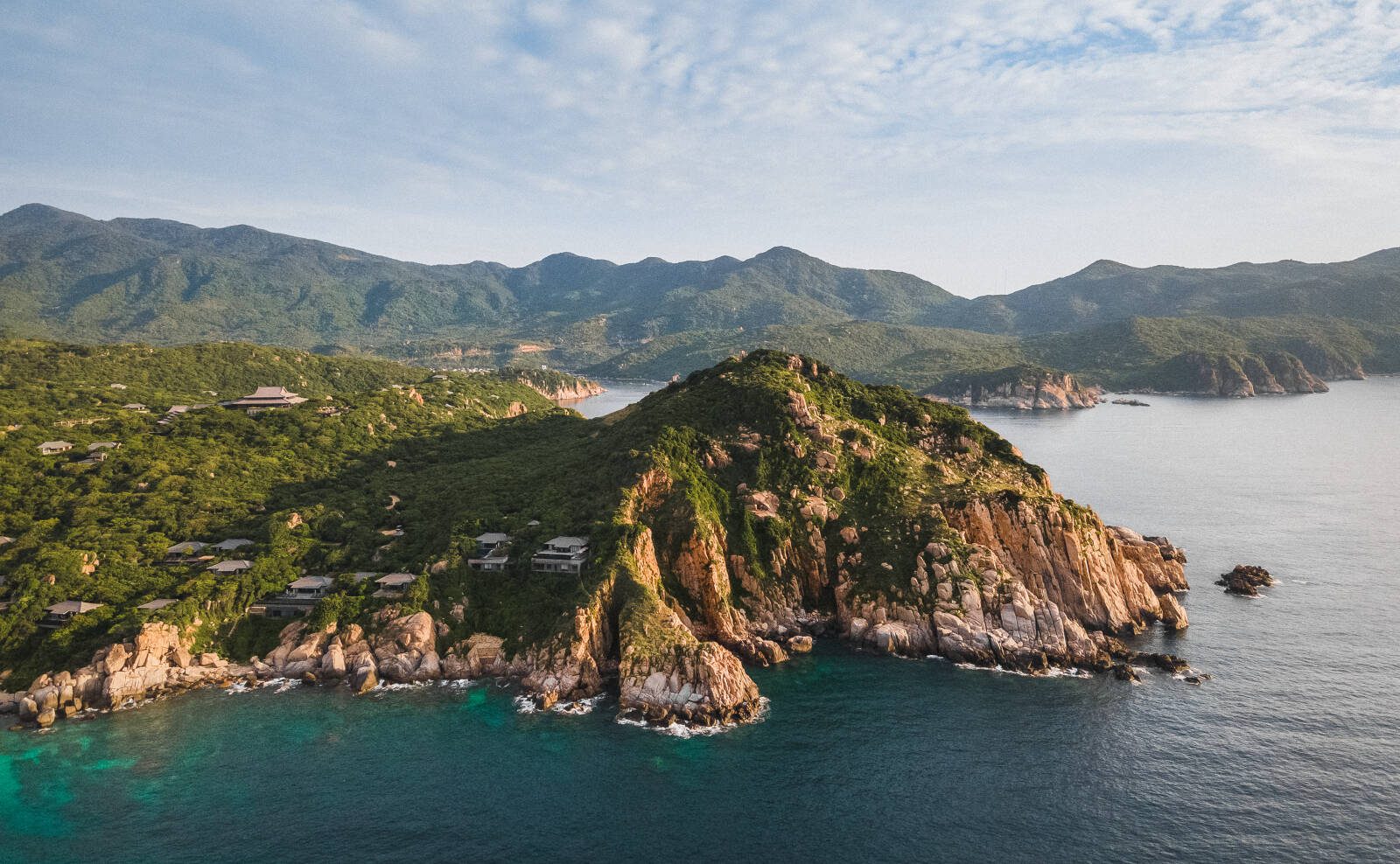 Amanoi 所在永希灣的花崗岩海岸與翠綠山巒