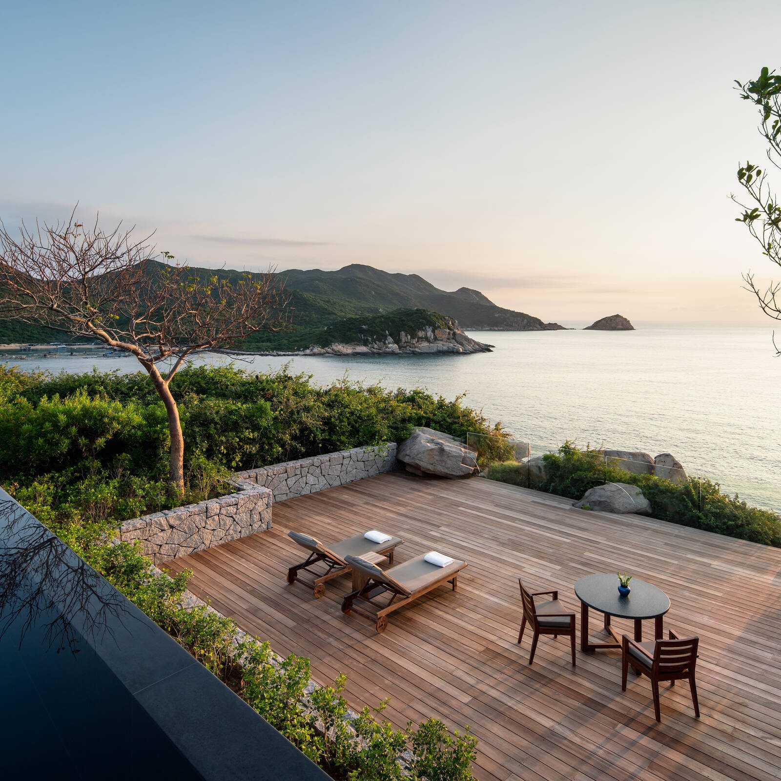 Amanoi Ocean Pool Villa 木質露台面向海灣與遠方山景